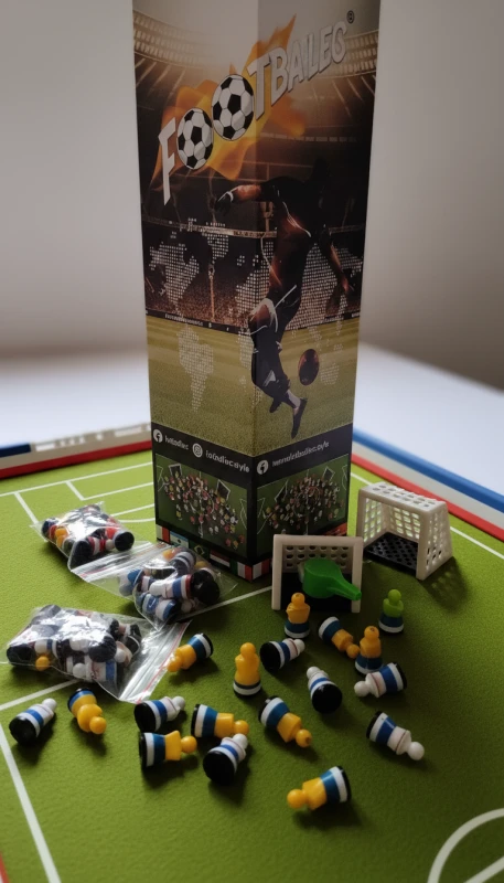 SET FOOTBALLEC KLASIK A DVĚ SVÍTÍCÍ PÍŠŤALKY JAKO BONUS A SADA BAREVNÝCH 3D BRANEK 1